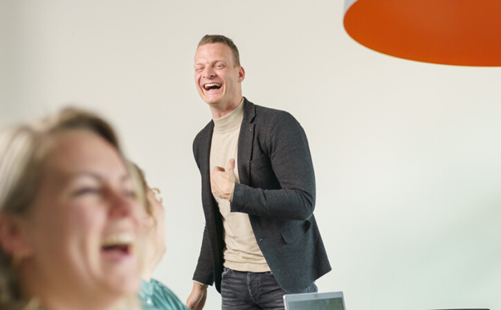 Lachende medewerker
