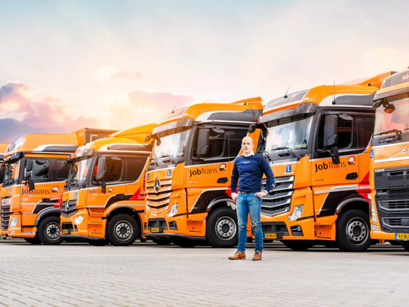 Man voor vrachtwagen